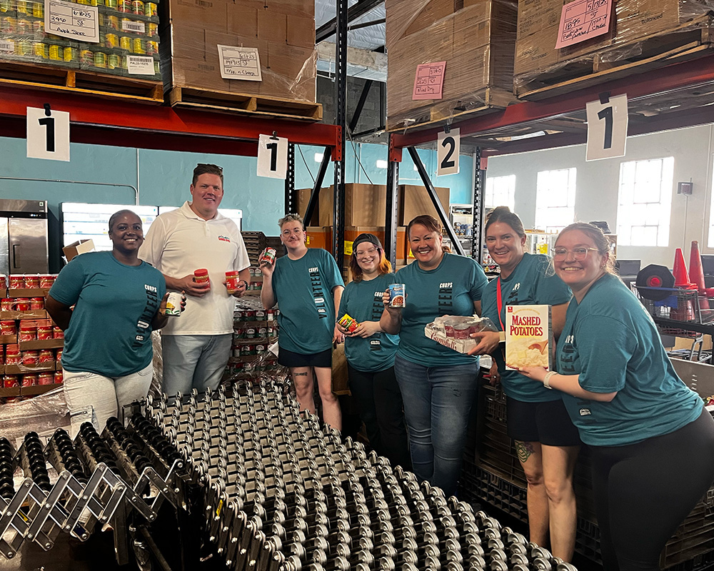 sandia area volunteers at a food bank